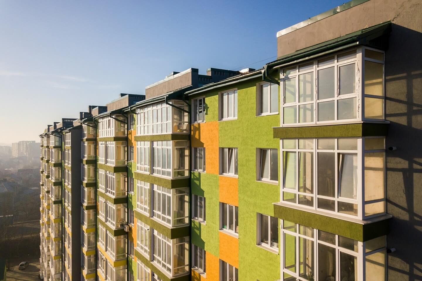 aerial-view-of-a-tall-residential-apartment-building-with-many-windows-and-balconies-474NDHS