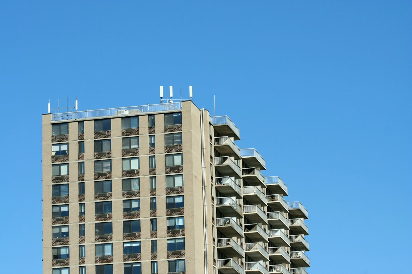 hi-rise-apartment-building-P4CKBXY