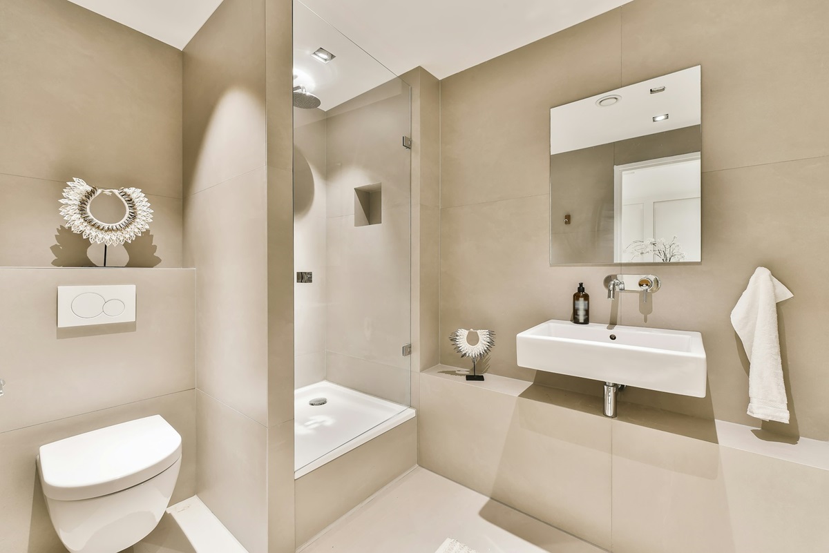 interior-of-white-modern-bathroom-in-apartment-7FMR84J