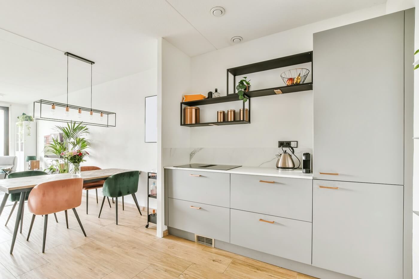 stunning-kitchen-with-gray-kitchen-unit-BKDKLLQ